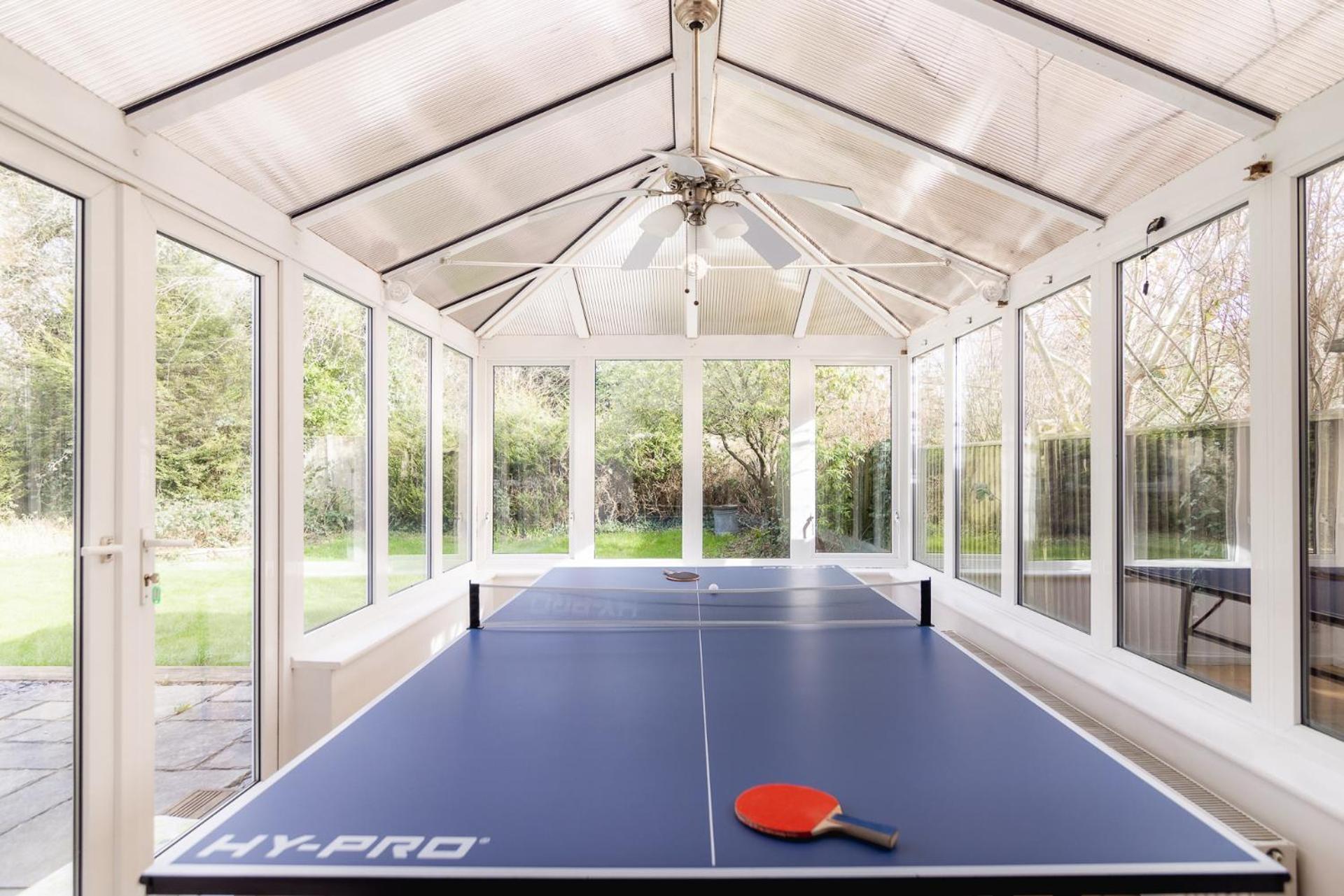 Ping-Pong Paradise 克劳利 外观 照片